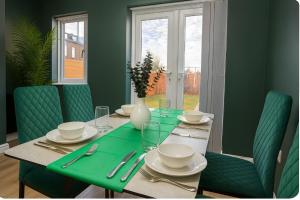 City Townhouse - Sleeps 14 - Free Parking