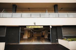 Spacious 2 bed Leeds Centre - balcony, free parking & darts