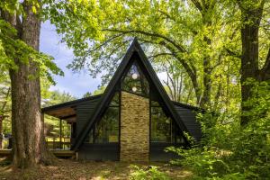 Lakefront with Lake Access•Hot Tub•Firepit•Pets