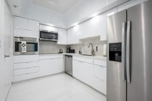 Upgraded Minimalistic Corner Oceanview Beach home