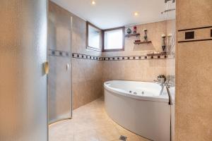 Villa TIANA Bansko 7-Bedroom Luxury Chalet