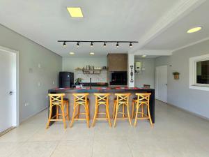 Casa 2 suítes e 2 quartos, piscina 10min centro