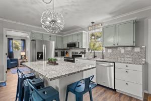 4bdrm OKI Gem - Steps to Beach with Poolside Oasis