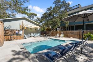 4bdrm OKI Gem - Steps to Beach with Poolside Oasis