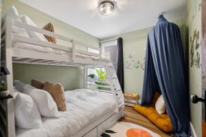 Fossil Flats 3BR Designer Home in Centre of Town