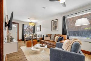 Fossil Flats 3BR Designer Home in Centre of Town