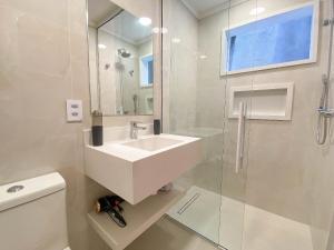 Apartamento com vista para o mar e piscina