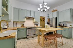 < 1 Mi to Moda Center: Walkable Portland Retreat!