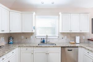 Corolla Getaway with Private Pool 5 mins to Beach