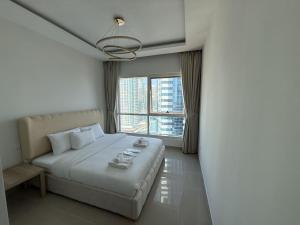 Aesthetic Feel with Lake View