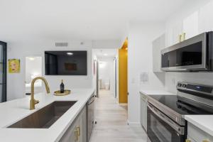 Stylish City Place WPB Escape King Bed and Den