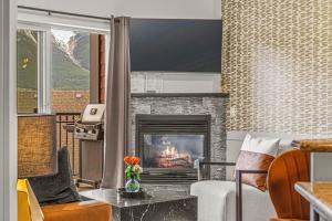 Rockies Getaway Condo With Mountain View