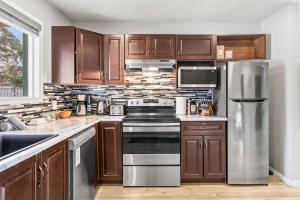 2BR Bow Valley Retreat with BBQ Near Parks and Banff