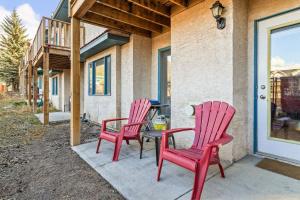 2BR Bow Valley Retreat with BBQ Near Parks and Banff