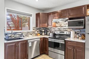 2BR Bow Valley Retreat with BBQ Near Parks and Banff