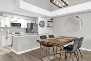 Resort Stay Near Disney Bright Gym Hot Tub