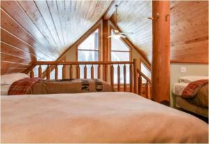 Charming Rustic Cabin Perfect for Groups
