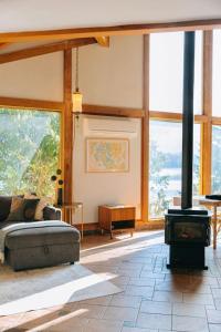 First Light - Vintage waterfront with hot tub - One Bedroom
