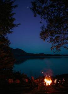 First Light - Vintage waterfront with hot tub - One Bedroom
