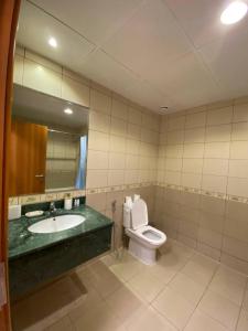 Modern 2BR in Skycourt Tower A - Free Parking - Pool and Gym