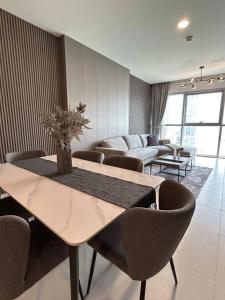 Chic 1 Bhk Retreat in Radiant Viewz, Al Reem