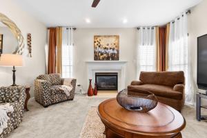 Royal Retreat Luxurious House with 4 King Beds