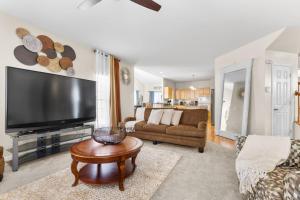 Royal Retreat Luxurious House with 4 King Beds