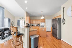 Royal Retreat Luxurious House with 4 King Beds