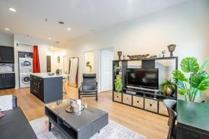 The Artist Loft Trendy 2BR Condo with Parking