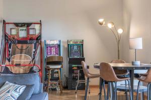 Fall Colors Getaway Walk to Downtown & Ferry