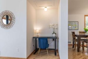 Fall Colors Getaway Walk to Downtown & Ferry