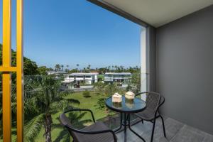 Modern 2BR Suite with Golf View, Pool & Gym by Tropiclook