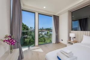 Modern 2BR Suite with Golf View, Pool & Gym by Tropiclook