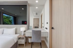 Modern 2BR Suite with Golf View, Pool & Gym by Tropiclook