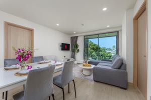 Modern 2BR Suite with Golf View, Pool & Gym by Tropiclook