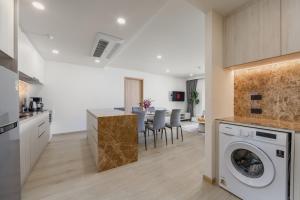 Modern 2BR Suite with Golf View, Pool & Gym by Tropiclook