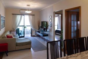 Apartamento Canto do Forte de 133m2, apenas 100mts da praia, com churrasqueira