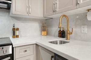 Casa Hotels McCaul- Modern DT Suite w Workspace