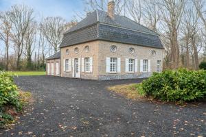 Charming villa in the heart of a historic estate