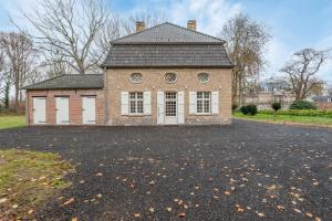 Charming villa in the heart of a historic estate