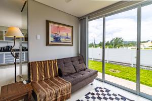 Sobrado 3 com 2 suítes, sacada e vista para o mar