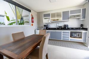 Sobrado 3 com 2 suítes, sacada e vista para o mar