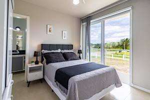 Sobrado 3 com 2 suítes, sacada e vista para o mar