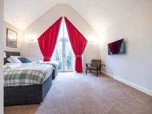 Shenley House- Premium Stay, Private Parking for multiple cars, Sleeps 6, 2 Bedroom, 2 Ensuites, Central MK