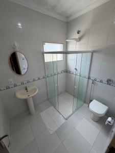 Casa aconchegante e espaçosa à 6 min da Praia - Ar condicionado - WIFI - Cozinha Completa - Garagem