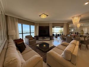 Apto totalmente FRENTE MAR, 4 quartos, alto padrão, Itapema