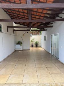 Casa aconchegante e espaçosa à 6 min da Praia - Ar condicionado - WIFI - Cozinha Completa - Garagem