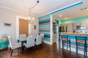 Cast A Waves by Sunsational Stays - Lower Unit Only, Steps to the Beach