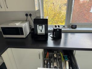 Bright & Cozy 1-Bedroom Flat in a Quiet Sutton