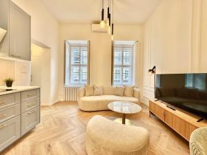 Luxurious Charm - Center Retreat 3DR